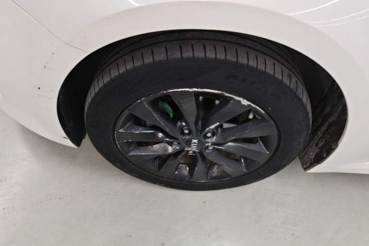 Used Kia K5 2016 2.0L Automatic GLS Left Front Wheel Hub