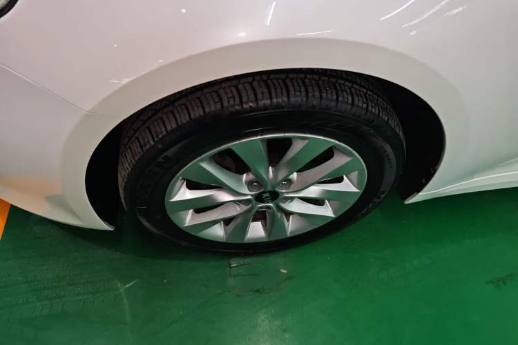 Used Kia K5 2016 2.0L Automatic GLS Left Front Wheel Hub