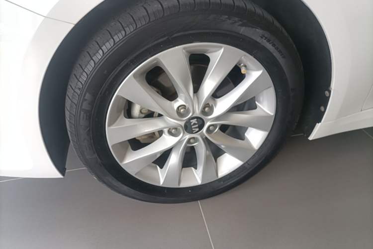 Used Kia K5 2016 1.6T Automatic LUX Left Front Wheel Hub