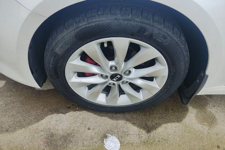 Used Kia K5 2016 2.0L Automatic GLS Left Front Wheel Hub