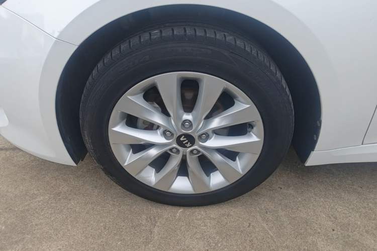 Used Kia K5 2016 2.0L Automatic GLS Left Front Wheel Hub