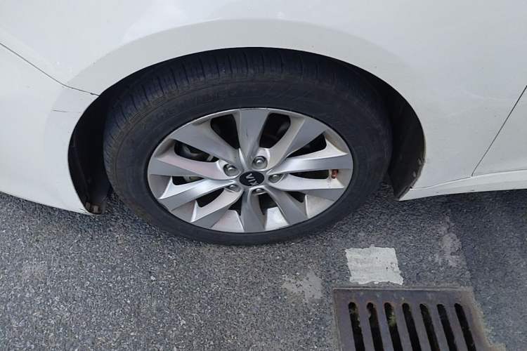 Used Kia K5 2016 1.6T Automatic LUX Left Front Wheel Hub