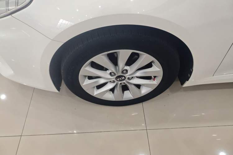 Used Kia K5 2016 1.6T Automatic LUX Left Front Wheel Hub