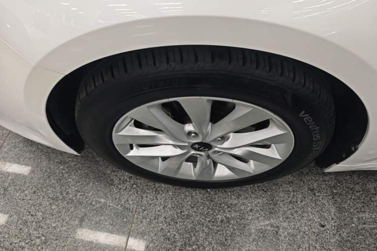 Used Kia K5 2016 1.6T Automatic LUX Left Front Wheel Hub