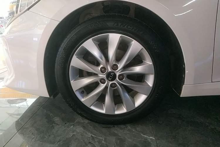 Used Kia K5 2016 1.6T Automatic LUX Left Front Wheel Hub