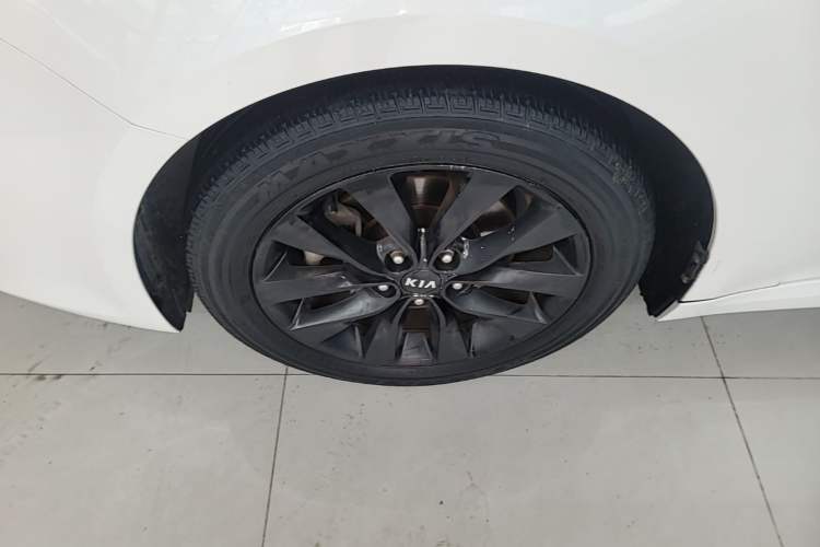 Used Kia K5 2016 1.6T Automatic LUX Left Front Wheel Hub