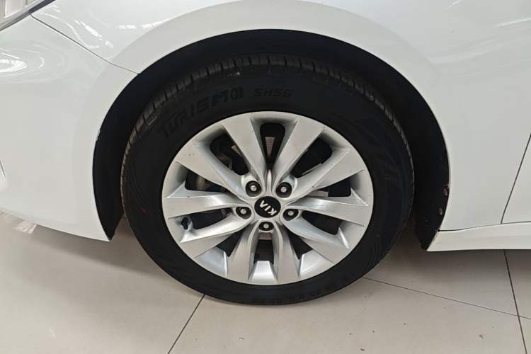 Used Kia K5 2016 1.6T Automatic LUX Left Front Wheel Hub