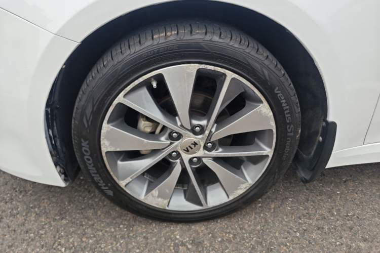 Used Kia K5 2016 2.0L Automatic LUX Left Front Wheel Hub