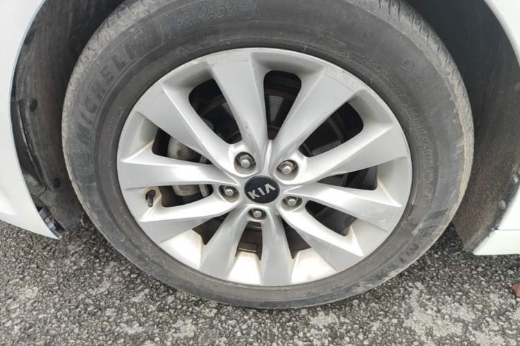 Used Kia K5 2016 1.6T Automatic LUX Left Front Wheel Hub