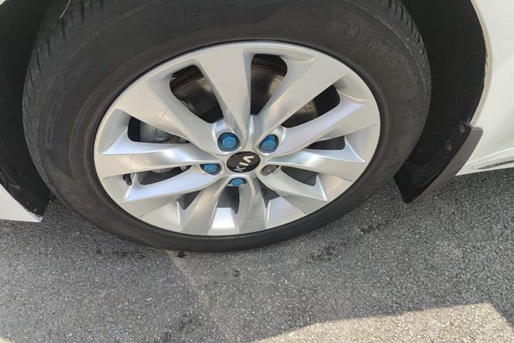 Used Kia K5 2016 1.6T Automatic LUX Left Front Wheel Hub