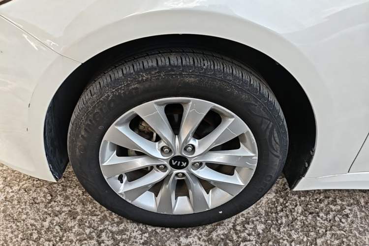 Used Kia K5 2016 2.0L Automatic GLS Left Front Wheel Hub