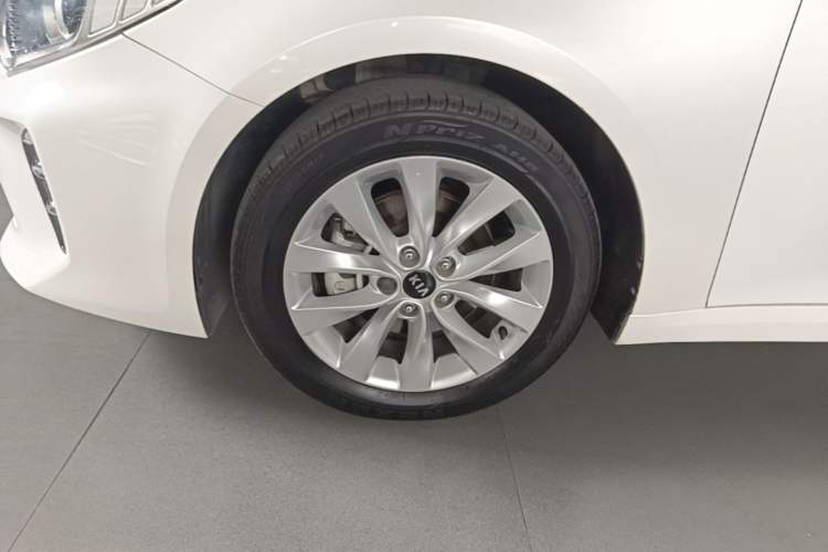 Used Kia K5 2016 1.6T Automatic LUX Left Front Wheel Hub