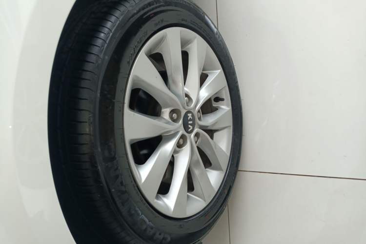 Used Kia K5 2016 2.0L Automatic GLS Left Front Wheel Hub