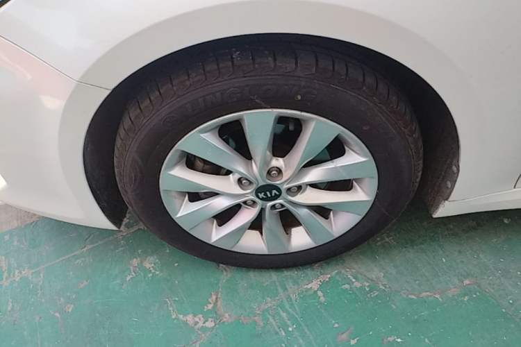 Used Kia K5 2016 1.6T Automatic LUX Left Front Wheel Hub