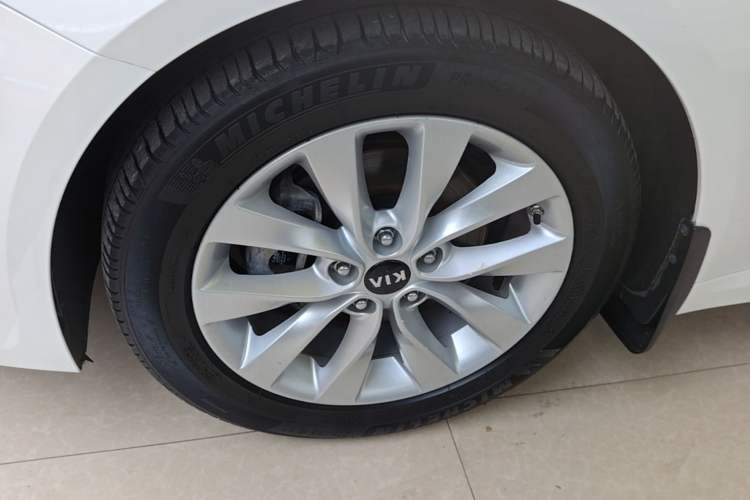 Used Kia K5 2016 1.6T Automatic LUX Left Front Wheel Hub