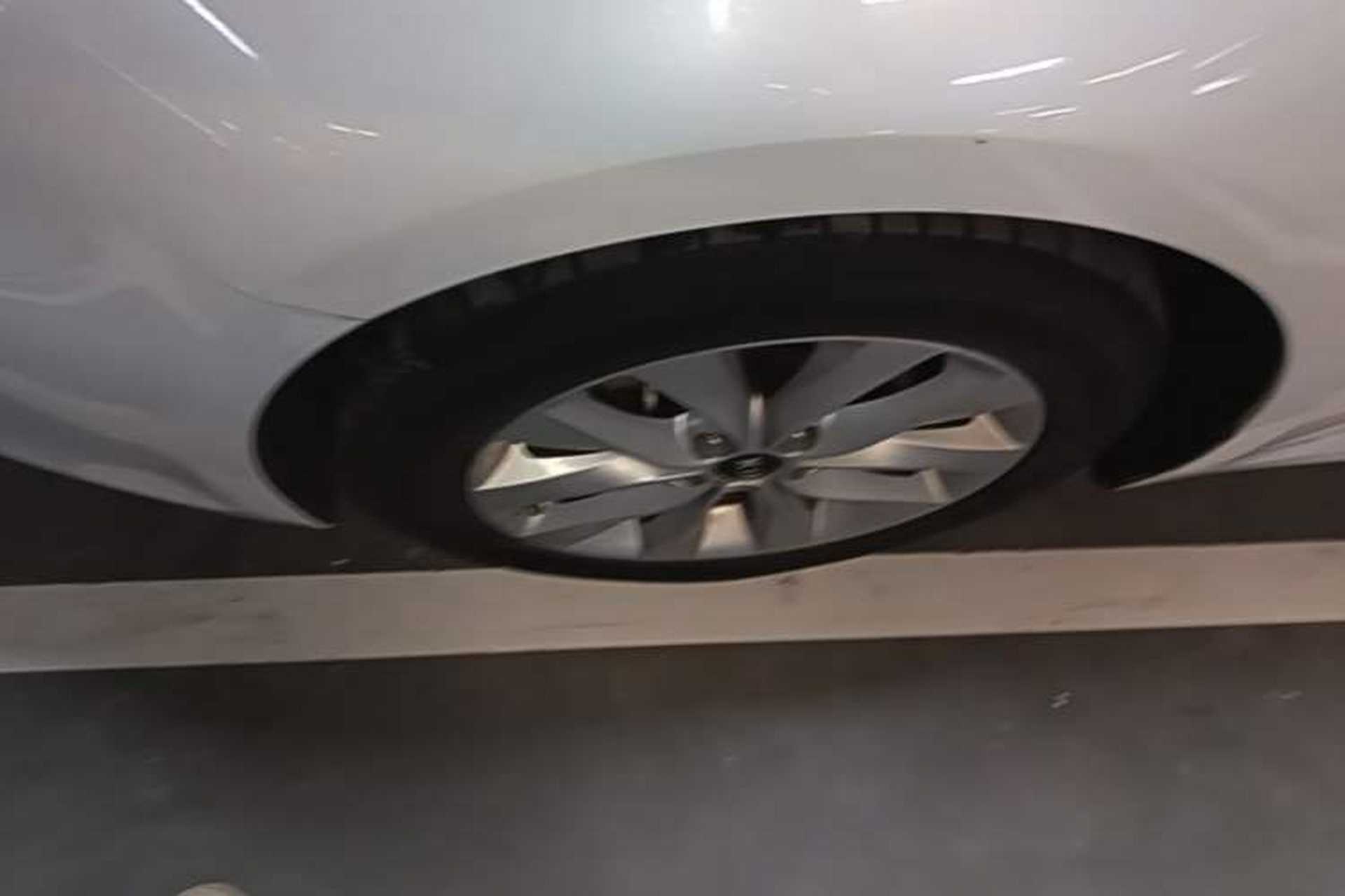 Used Kia K5 2016 1.6T Automatic LUX Left Front Wheel Hub