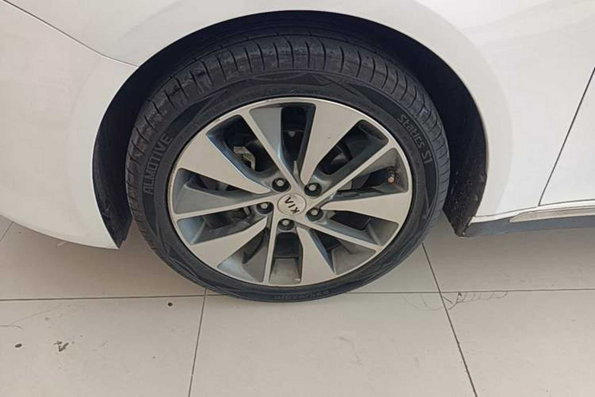 Used Kia K5 2016 2.0L Automatic LUX Left Front Wheel Hub