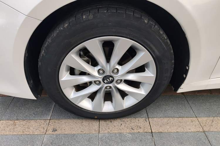 Used Kia K5 2016 1.6T Automatic GLS Left Front Wheel Hub