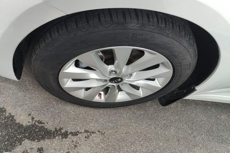 Used Kia K5 2016 1.6T Automatic LUX Left Front Wheel Hub