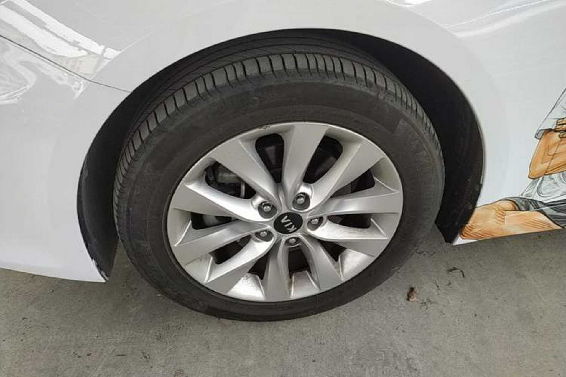 Used Kia K5 2016 1.6T Automatic LUX Left Front Wheel Hub