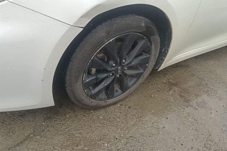 Used Kia K5 2016 1.6T Automatic LUX Left Front Wheel Hub