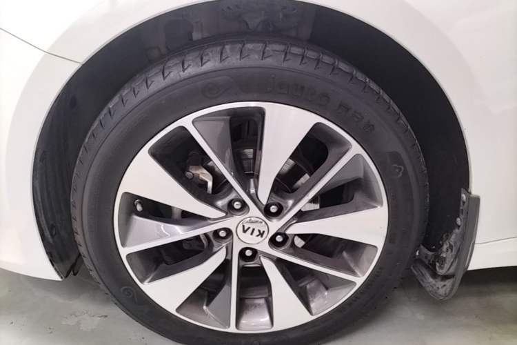 Used Kia K5 2016 2.0L Automatic LUX Left Front Wheel Hub