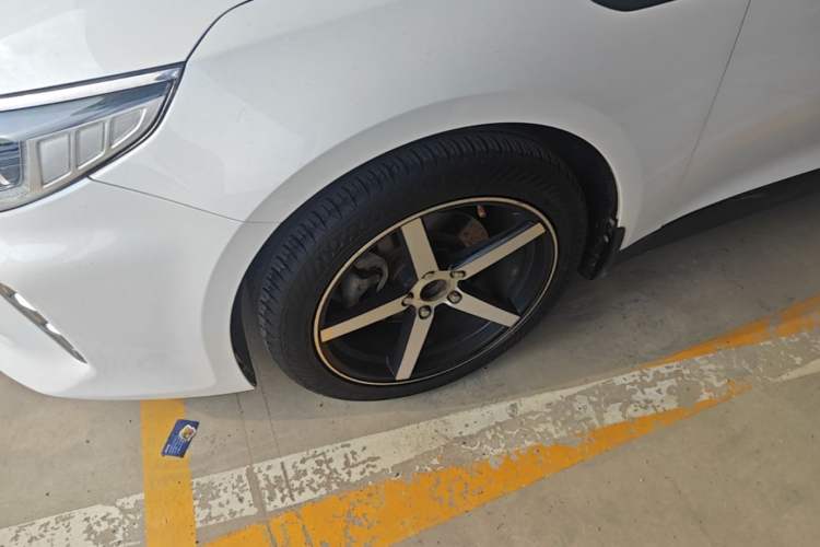 Used Kia K5 2016 1.6T Automatic LUX Left Front Wheel Hub