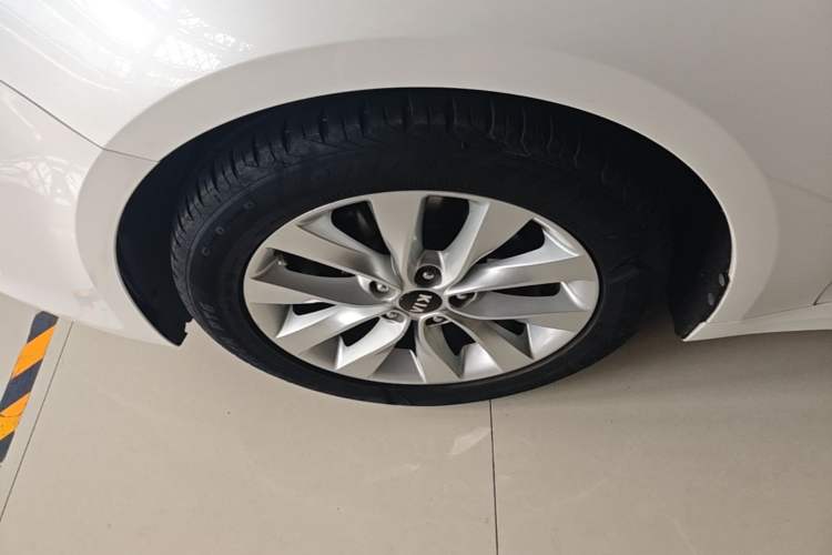 Used Kia K5 2016 1.6T Automatic LUX Left Front Wheel Hub