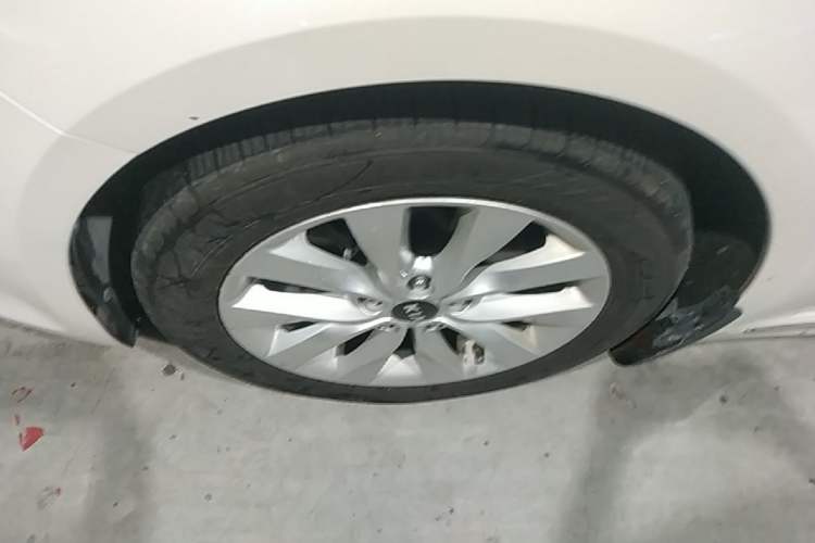 Used Kia K5 2016 1.6T Automatic LUX Left Front Wheel Hub