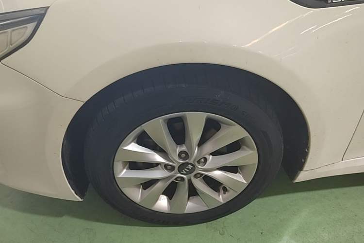 Used Kia K5 2016 1.6T Automatic LUX Left Front Wheel Hub