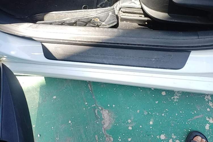 Used Kia K5 2016 1.6T Automatic LUX Left Side Sill