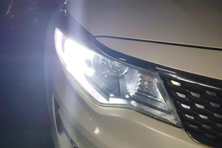 Used Kia K5 2016 2.0L Automatic LUX Right Front Headlight