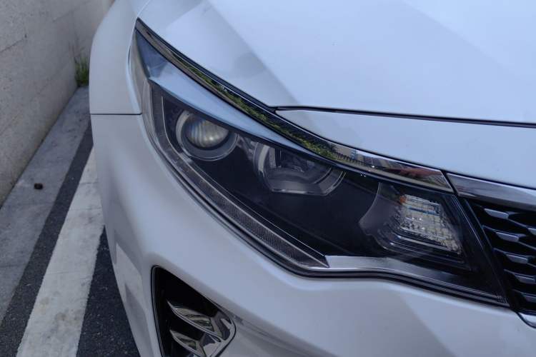 Used Kia K5 2016 1.6T Automatic LUX Right Front Headlight