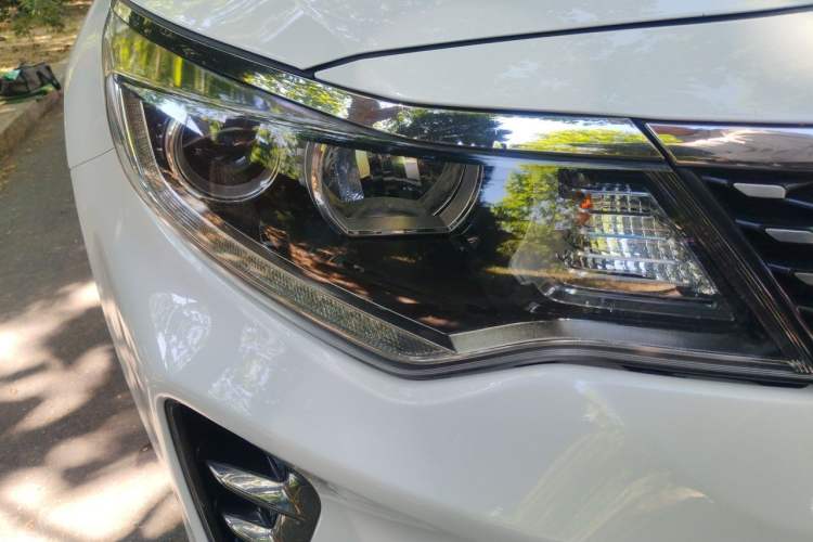Used Kia K5 2016 1.6T Automatic LUX Right Front Headlight