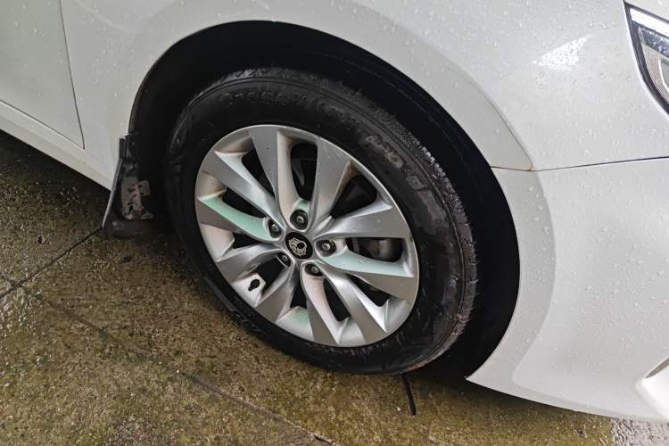Used Kia K5 2016 1.6T Automatic LUX Right Front Wheel Hub