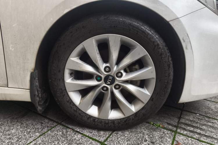 Used Kia K5 2016 1.6T Automatic LUX Right Front Wheel Hub