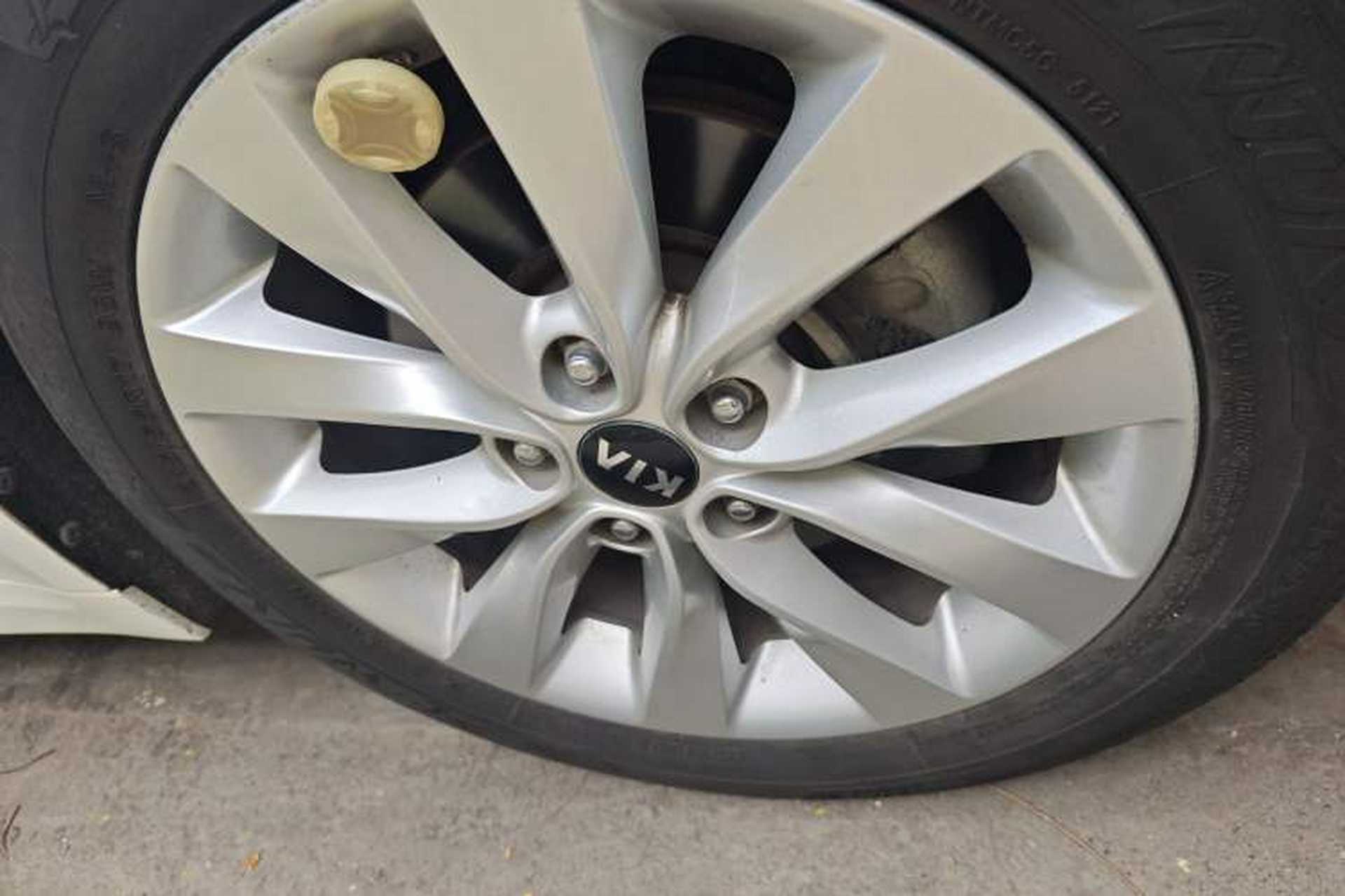 Used Kia K5 2016 1.6T Automatic LUX Right Front Wheel Hub