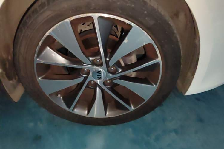 Used Kia K5 2016 2.0L Automatic LUX Right Front Wheel Hub