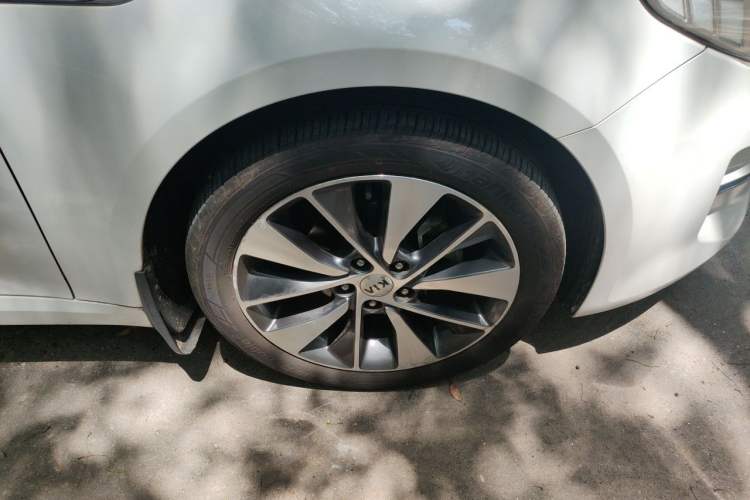 Used Kia K5 2016 2.0L Automatic LUX Right Front Wheel Hub
