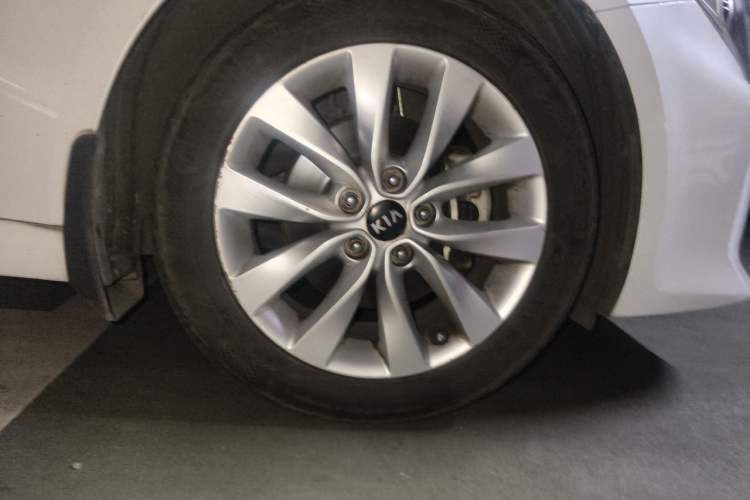 Used Kia K5 2016 1.6T Automatic LUX Right Front Wheel Hub