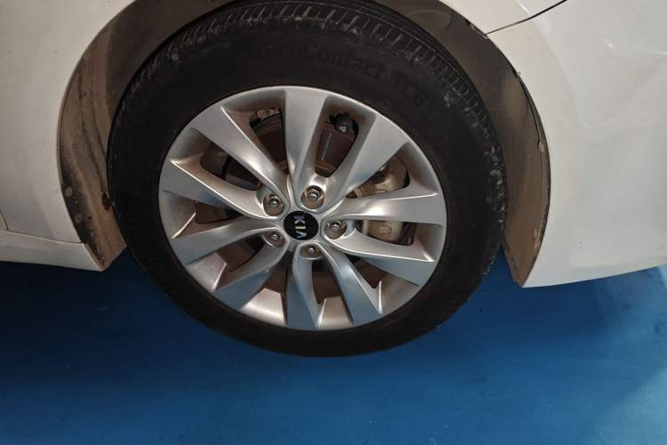 Used Kia K5 2016 1.6T Automatic LUX Right Front Wheel Hub