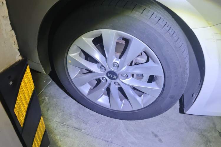 Used Kia K5 2016 1.6T Automatic LUX Right Front Wheel Hub