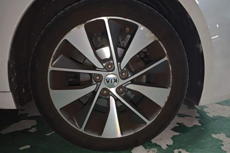 Used Kia K5 2016 2.0L Automatic LUX Right Front Wheel Hub