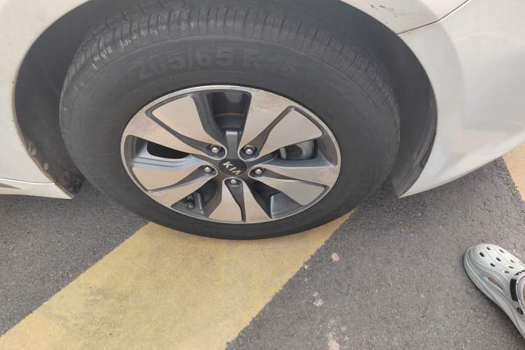 Used Kia K5 2016 2.0L Hybrid GLS Right Front Wheel Hub