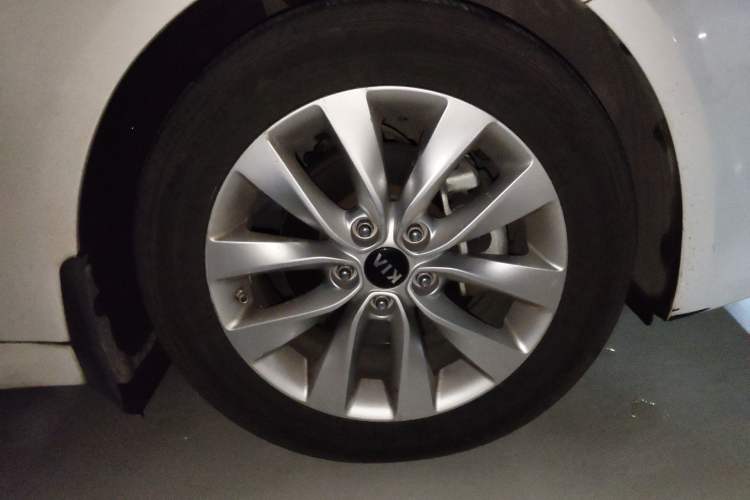 Used Kia K5 2016 1.6T Automatic LUX Right Front Wheel Hub