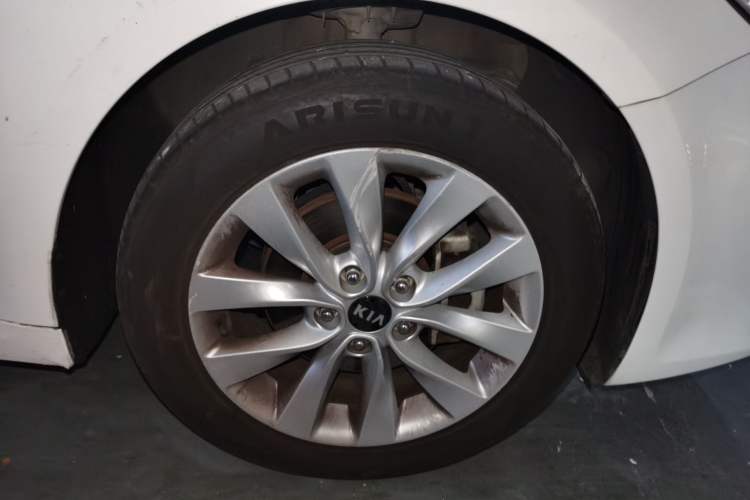 Used Kia K5 2016 1.6T Automatic LUX Right Front Wheel Hub