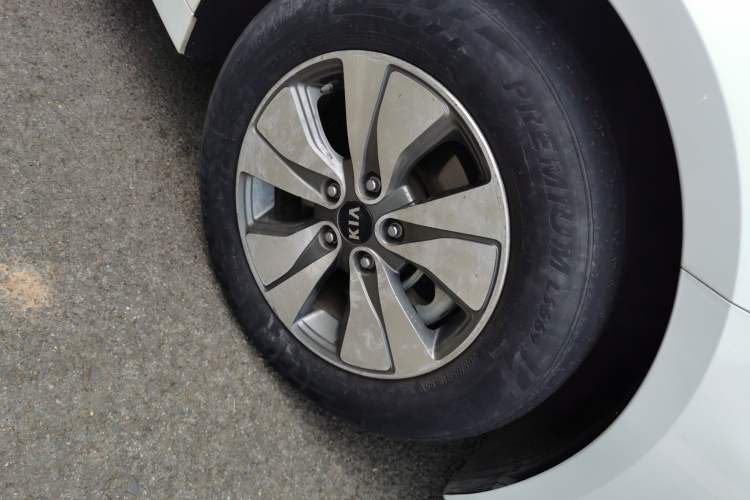 Used Kia K5 2016 2.0L Hybrid GLS Right Front Wheel Hub