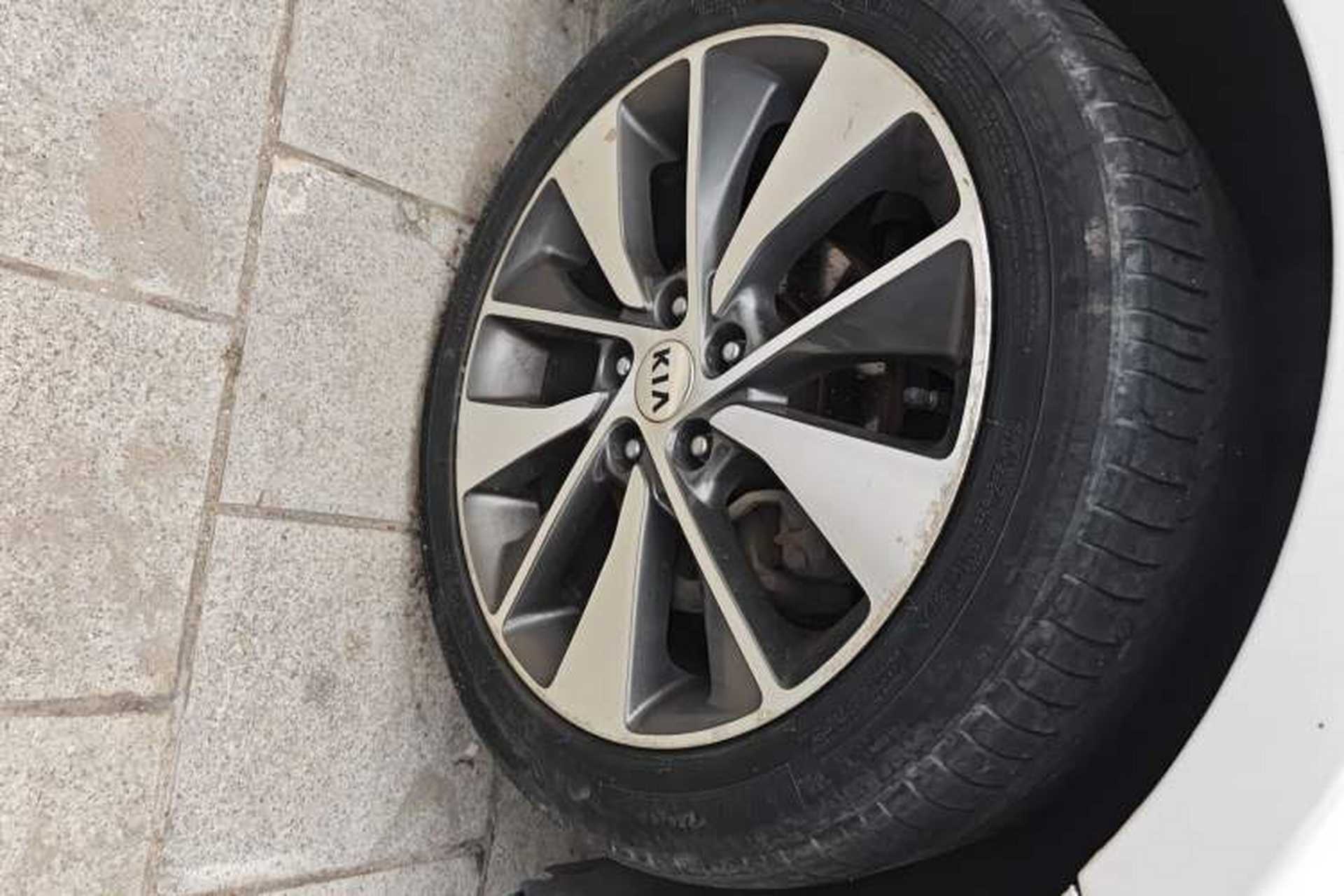 Used Kia K5 2016 2.0L Automatic LUX Right Front Wheel Hub