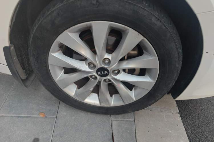 Used Kia K5 2016 1.6T Automatic LUX Right Front Wheel Hub