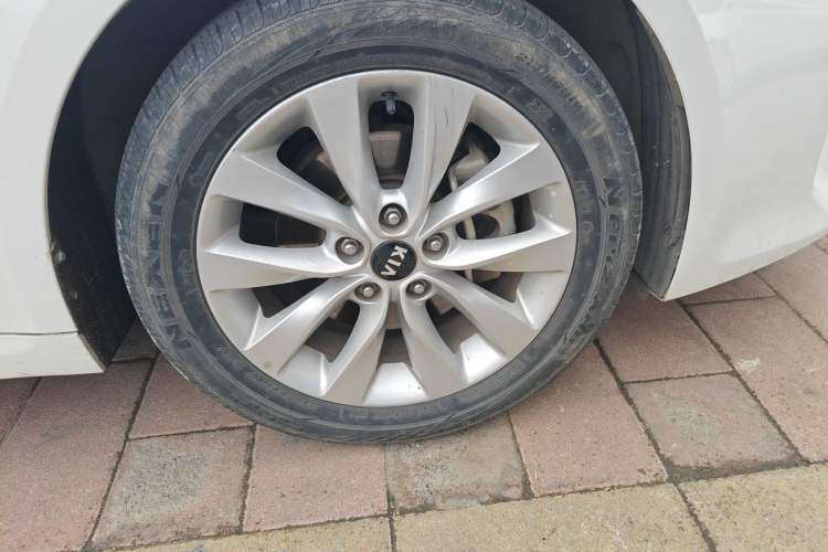Used Kia K5 2016 1.6T Automatic LUX Right Front Wheel Hub